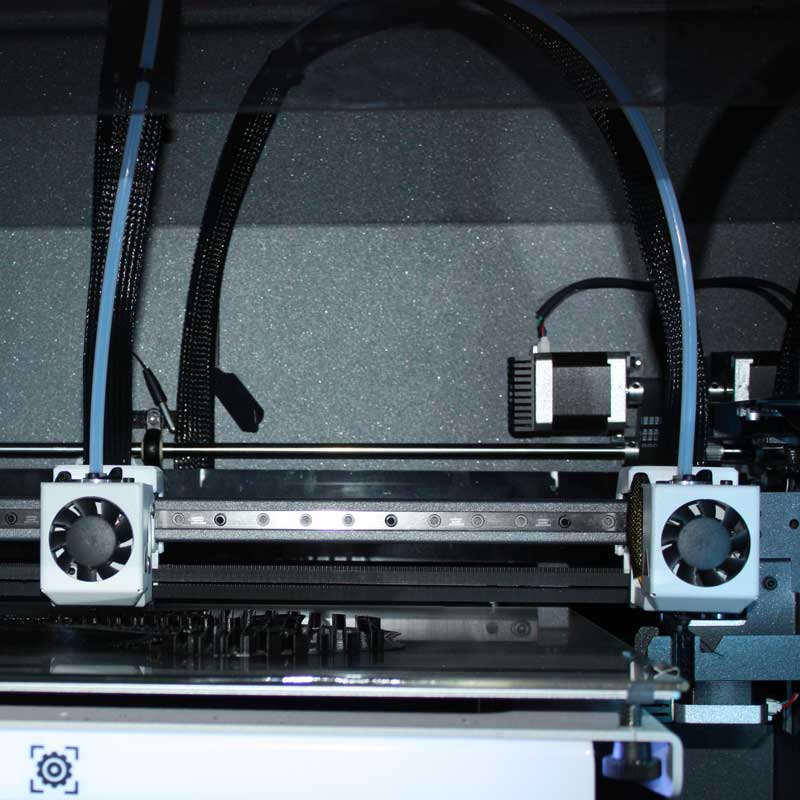 Ein 3D-Drucker druckt einen Fahrradsattel