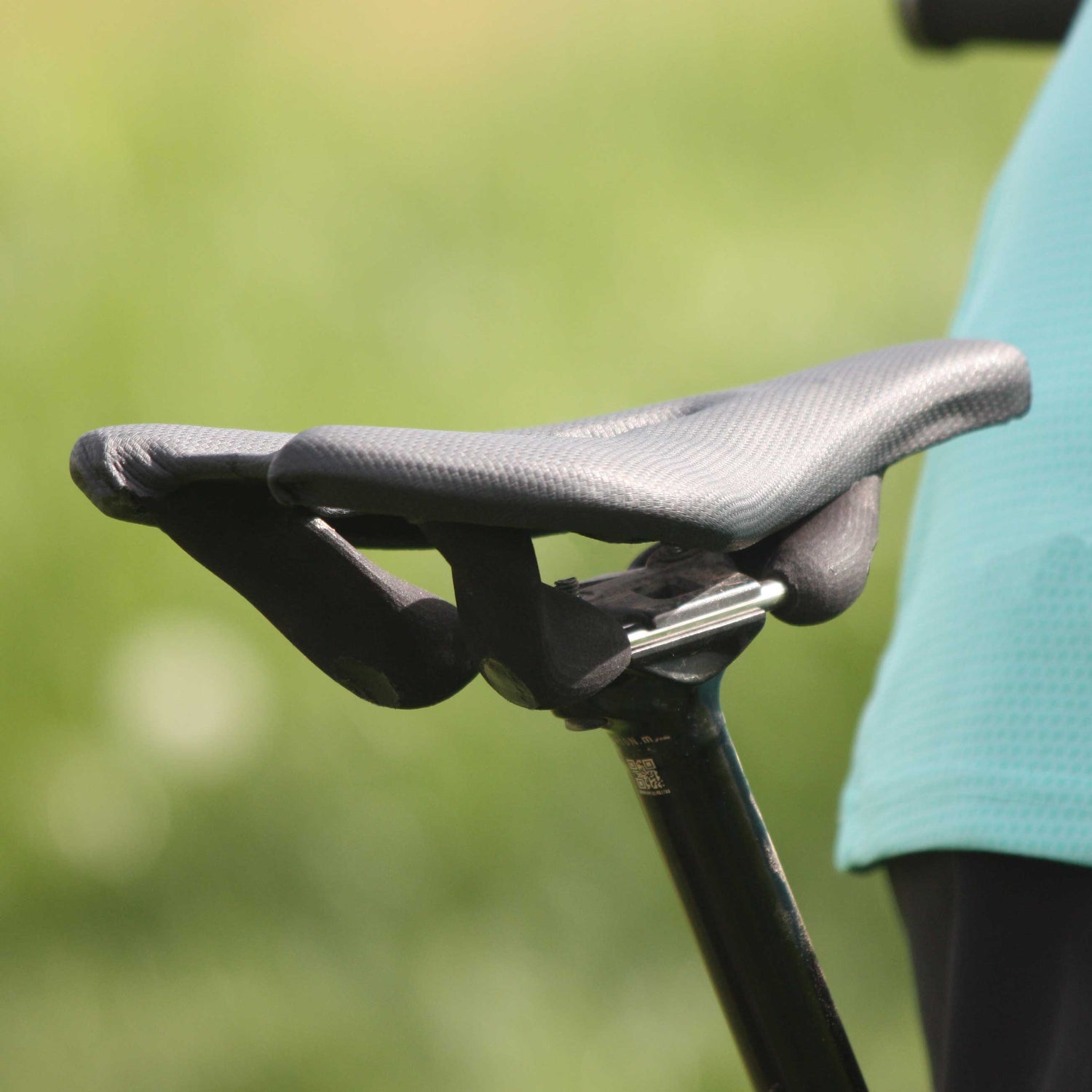 Ein maßgefertigter Fahrradsattel ist auf eine Sattelstütze eines Mountainbikes montiert.